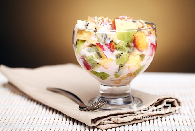 Фруктовый салат «Малахитовый браслет» с киви и йогуртом