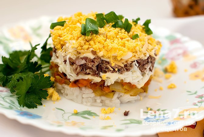 Салат «Мимоза» с рисом и шпротами