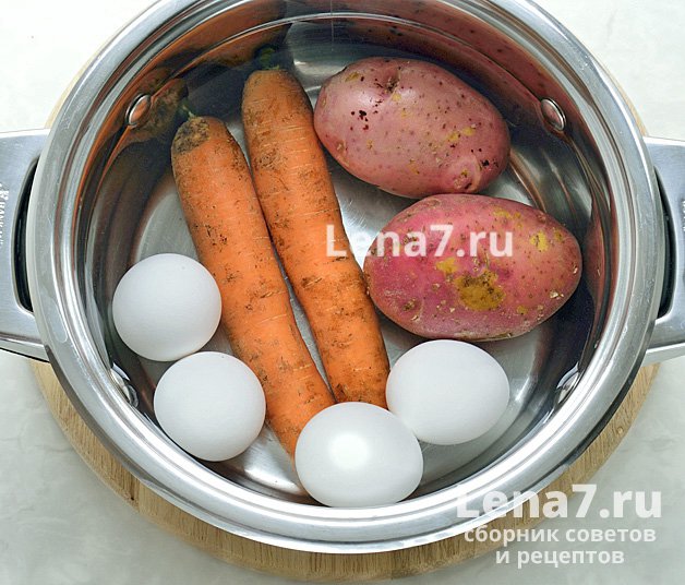 Яйца, морковь и картофель в кастрюле с водой