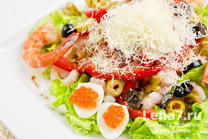 Теплый салат «Морская жемчужина» с креветками, кальмарами, овощами и оливками