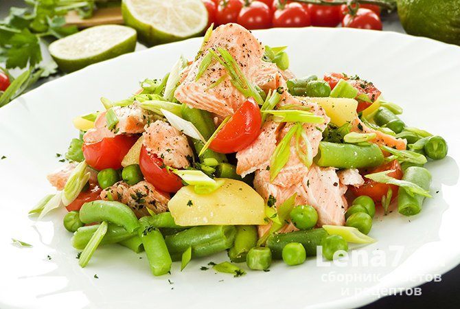 Салат «Морской» с лососем и овощами