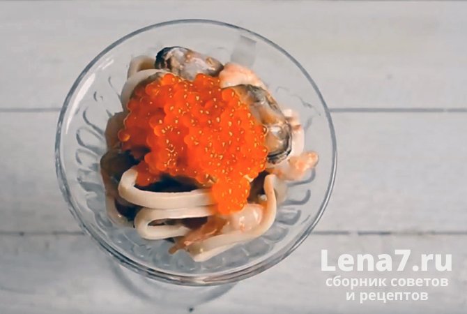 Салат «Нептун» с креветками и красной икрой