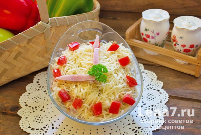 Салат «Новогодние часики» с сыром, ветчиной, помидорами и кукурузой