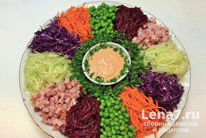 Праздничный салат «Огород» со свеклой, горошком и ветчиной