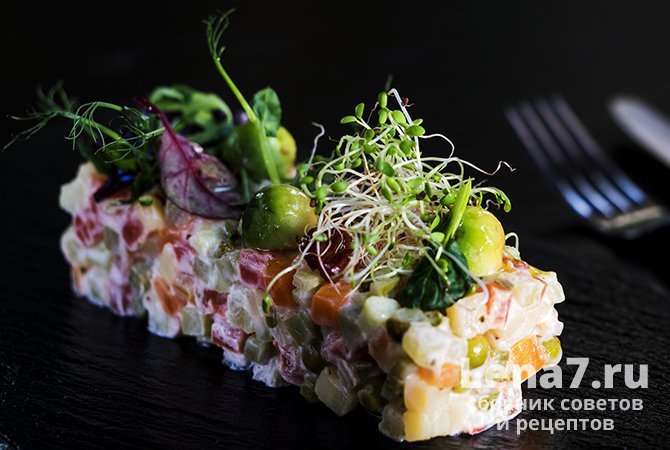 Вегетарианский салат «Оливье» со свежими огурцами, тофу, отварными овощами и зеленью
