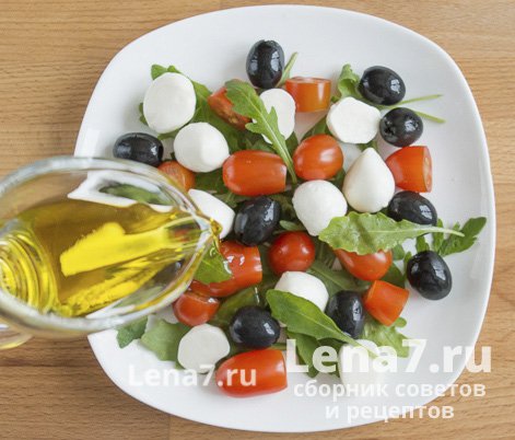 Добавление оливкового масла в салат 