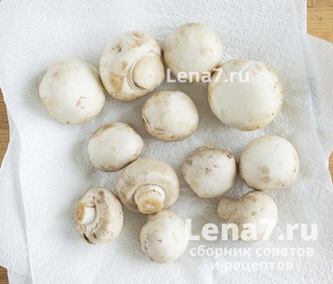 Промытые и обсушенные грибы на салфетке