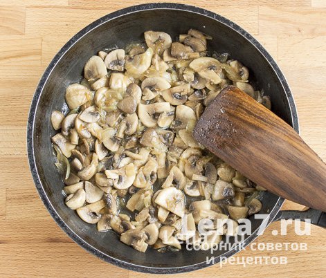 Обжаренные грибы с луком в сковороде