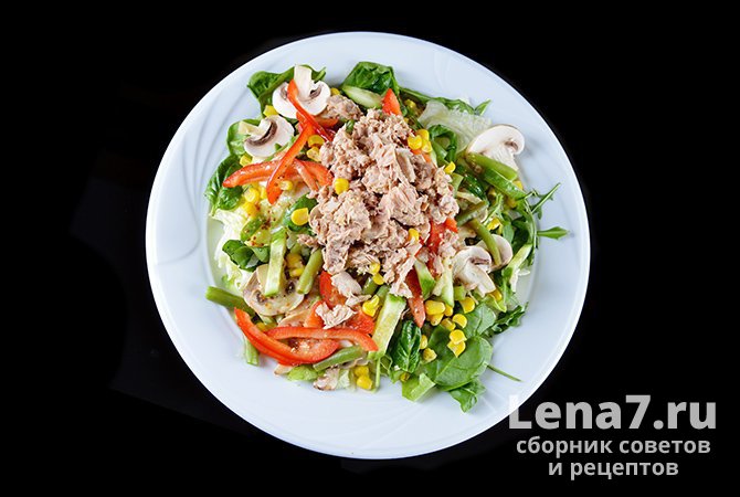 Легкий салат с тунцом, шампиньонами, стручковой фасолью и овощами