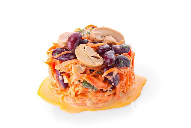Пикантный салат с фасолью, грибами и морковью по-корейски