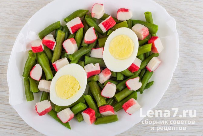 Диетический салат с фасолью, крабовыми палочками и яйцом