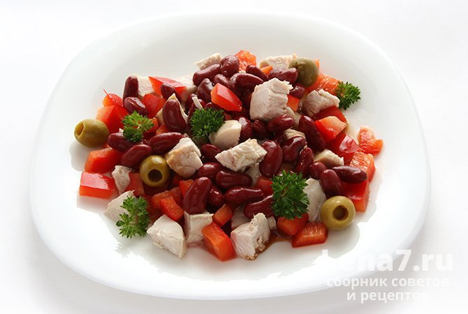 Легкий салат с куриной грудкой, фасолью, оливками и болгарским перцем