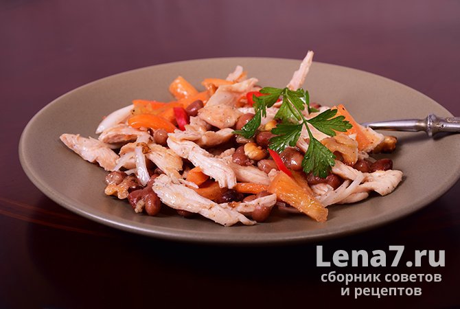 Питательный салат с куриным мясом, фасолью и грецкими орехами