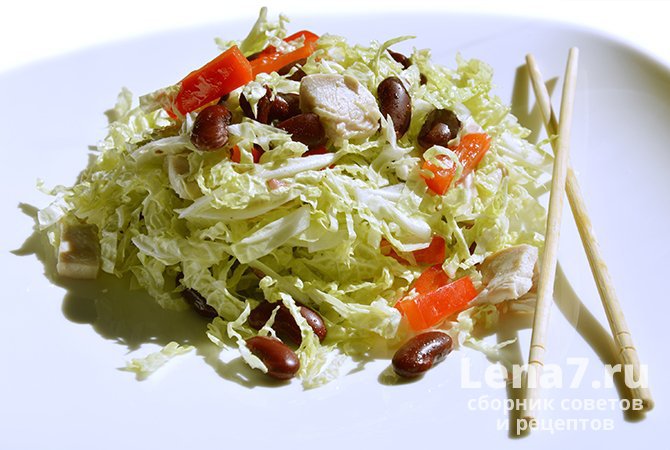 Диетический салат с куриной грудкой, пекинской капустой и фасолью