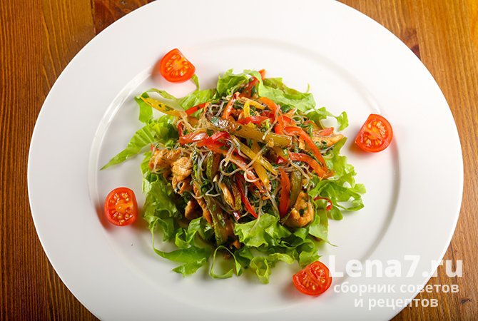 Острый салат с фунчозой, курицей и овощами