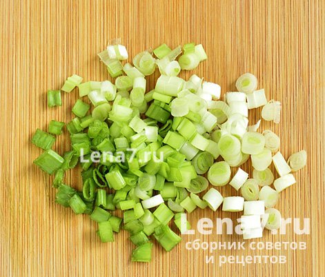 Мелко нарезанный зеленый лук