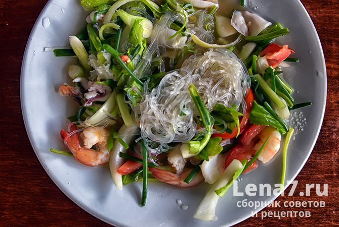 Азиатский теплый салат с фунчозой, овощами и морепродуктами