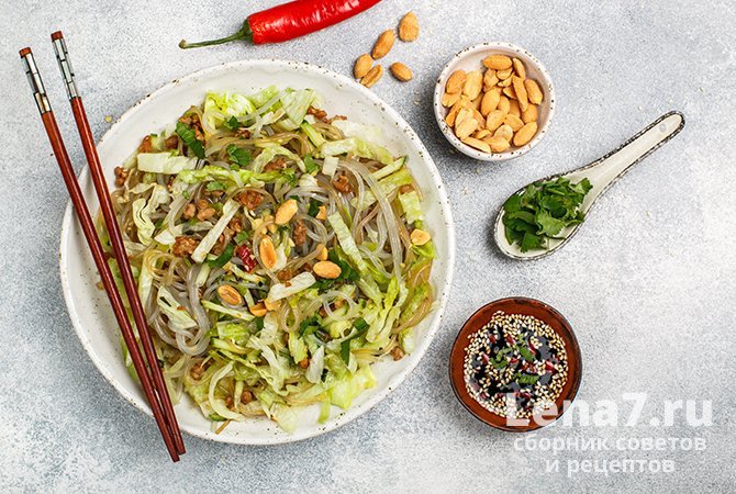 Корейский салат с фунчозой, арахисом и зеленью