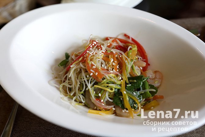 Азиатский салат с фунчозой и креветками