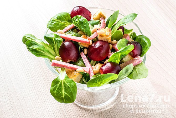 Легкий салат с виноградом, салатом корн, салями и сухариками
