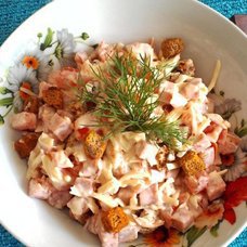 Салат с кириешками и копченой колбасой: рецепты