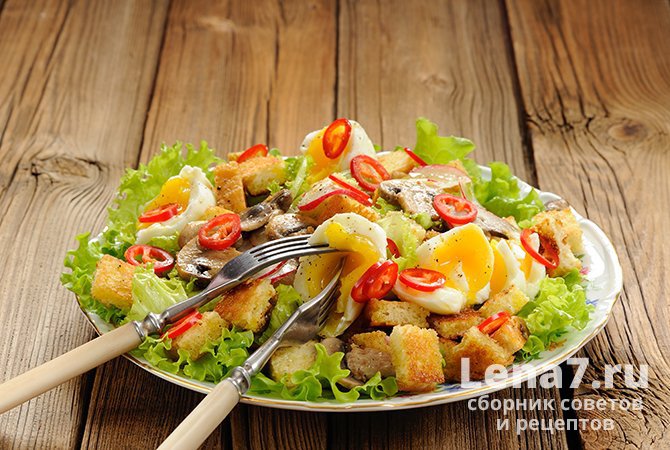Пикантный салат с сухариками, жареными грибами и острым перцем