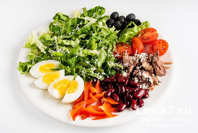 Рыбный салат с красной фасолью, яйцами и овощами