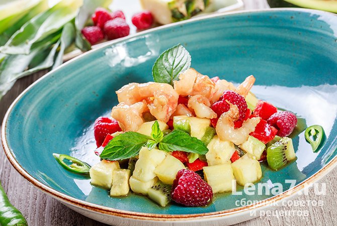 Средиземноморский фруктово-ягодный салат с креветками и перцем чили