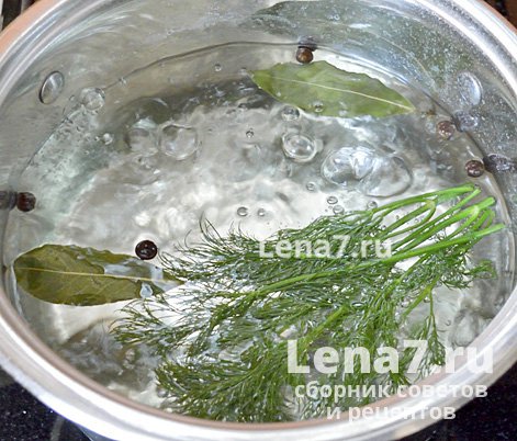 Кастрюля с кипящей водой с добавлением зелени и приправ