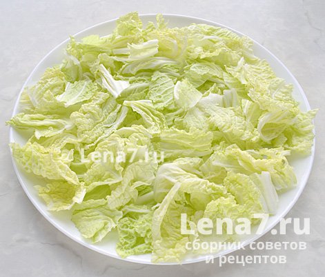 Нарезанные листья салата на тарелке