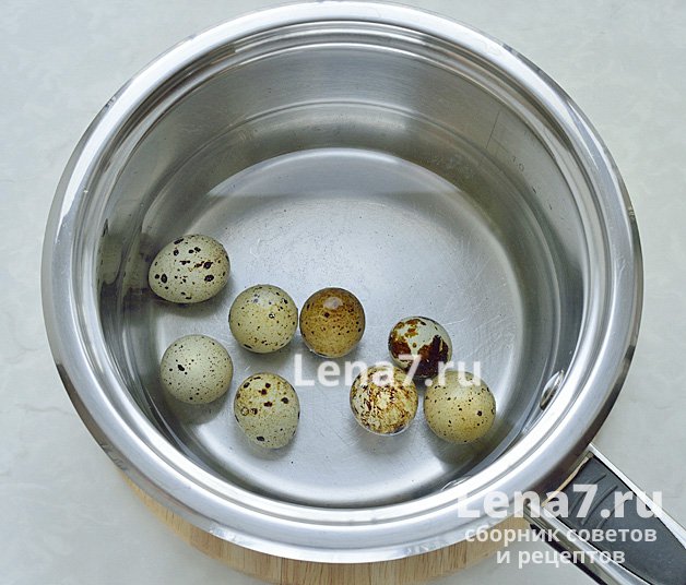 Перепелиные яйца в кастрюле с водой