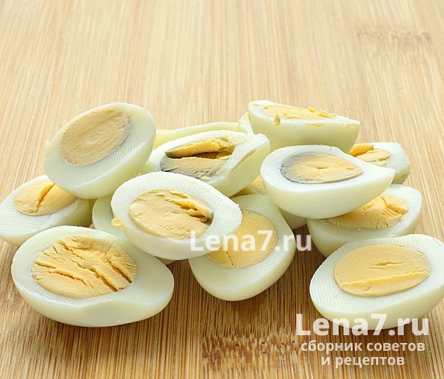 Очищенные и разрезанные пополам вареные перепелиные яйца