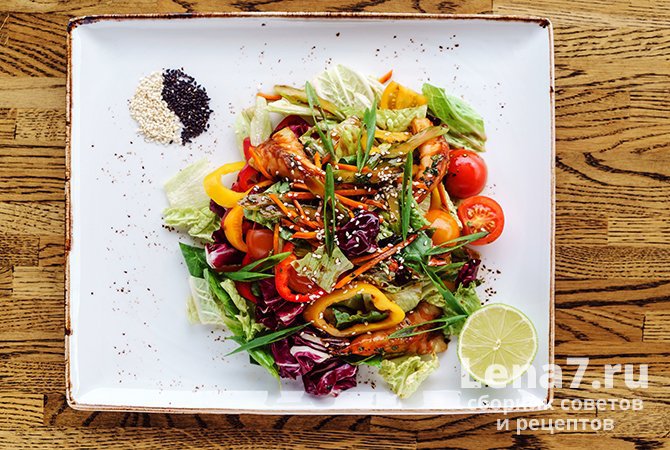 Праздничный салат с креветками, овощами, зеленью и домашним соусом терияки