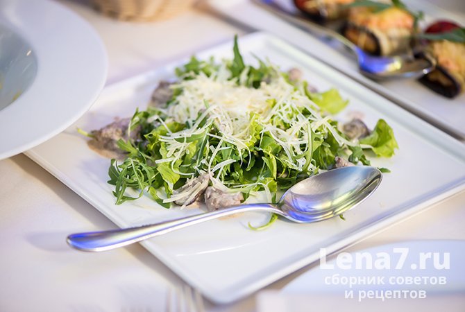 Итальянский салат из куриных сердечек с руколой и пармезаном
