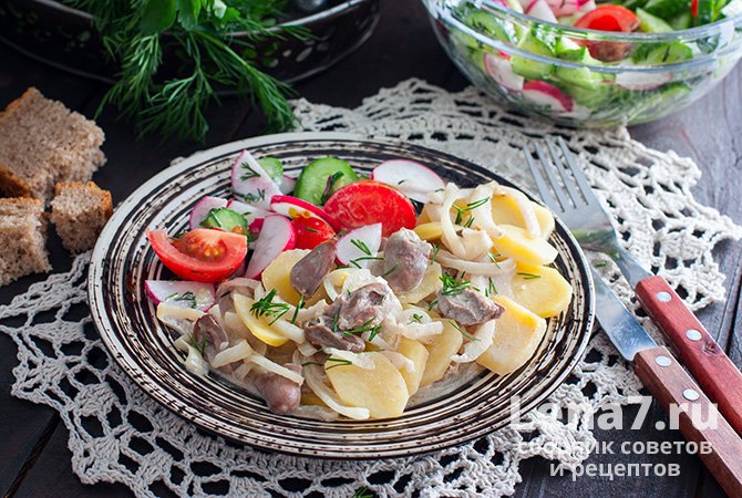 Картофельный салат с куриными сердечками и овощами