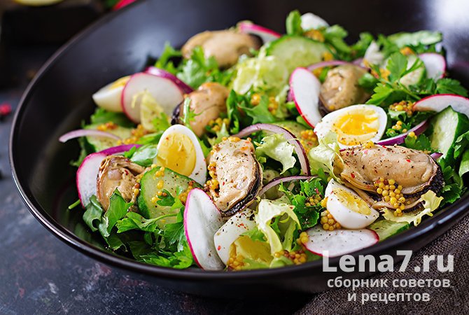 Легкий салат с мидиями, перепелиными яйцами и редисом