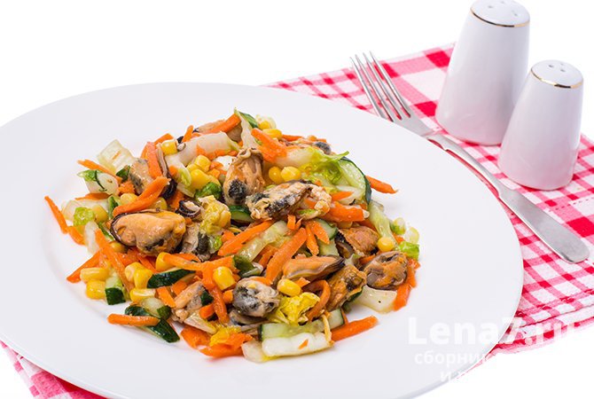 Азиатский теплый салат с мидиями, цукини, морковью и пекинской капустой