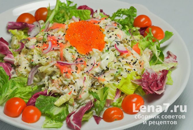 Праздничный салат с морской капустой, крабовыми палочками, овощами и зеленью