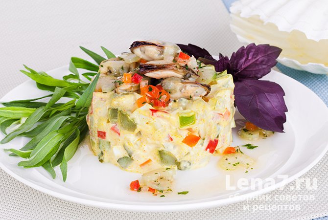 Изысканный салат с морской капустой, овощами и морепродуктами