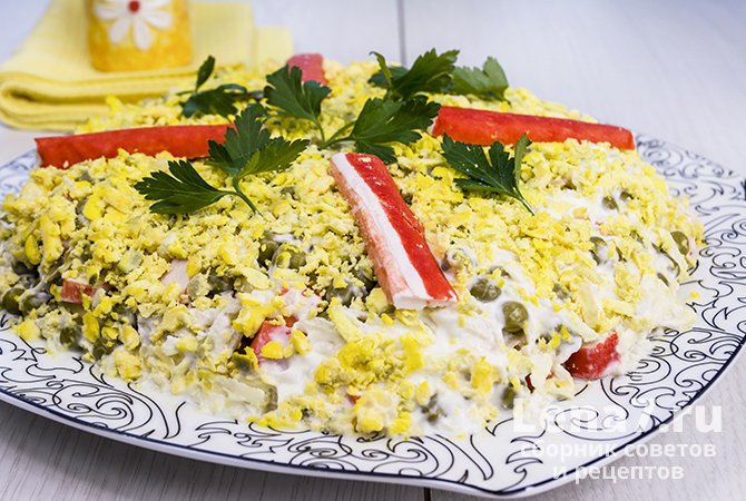 Праздничный салат с морской капустой, крабовыми палочками и горошком