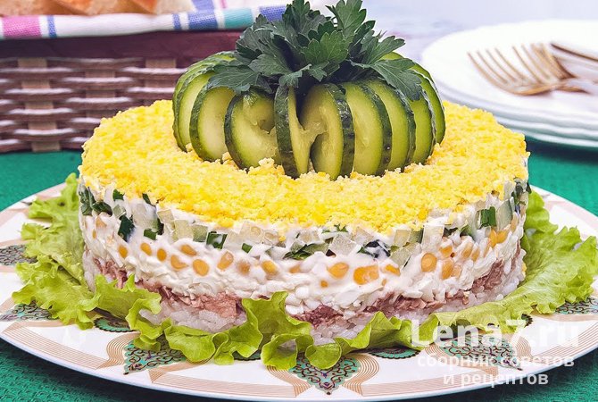 Салат-торт с печенью трески, яйцом, рисом и кукурузой