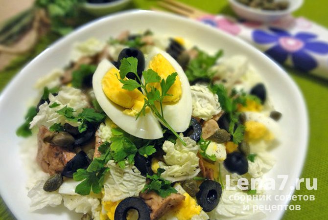Капустный салат с печенью трески, яйцом, каперсами и маслинами