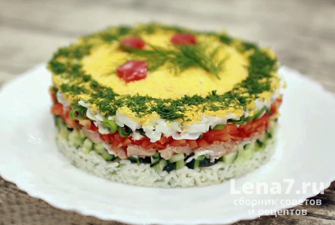 Салат с печенью трески, рисом и свежими овощами