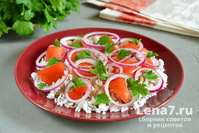 Салат с печенью трески, рисом, помидорами и красным луком