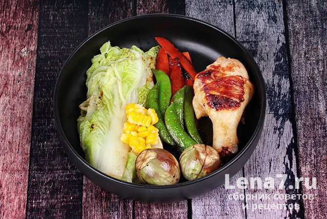Теплый салат с китайской капустой, овощами-гриль и курицей