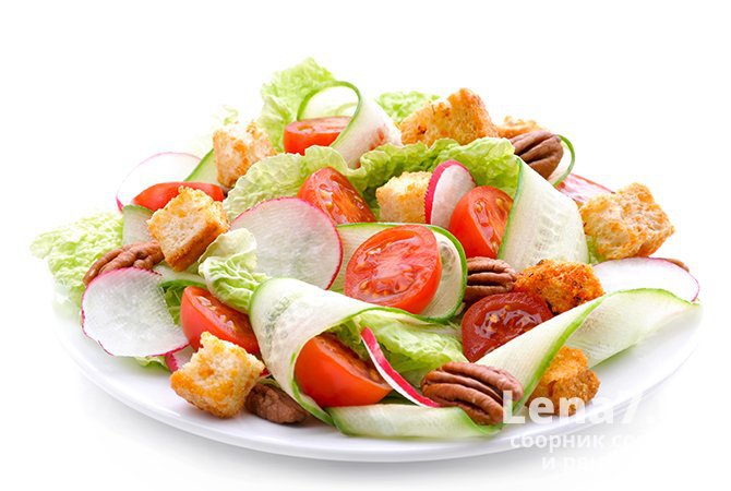 Диетический салат с пекинской капустой, сухариками, овощами и орехами пекан