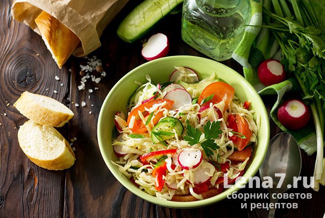 Летний салат с пекинской капустой и свежими овощами