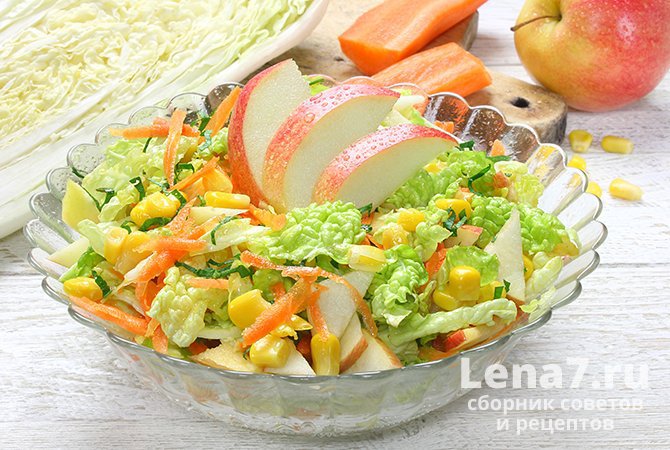 Легкий салат с пекинской капустой, яблоками и кукурузой