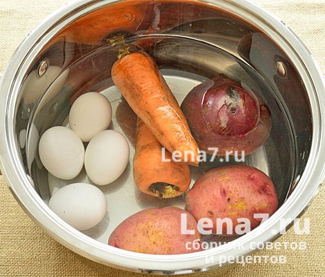 Овощи и яйца в кастрюле, приготовленные для варки