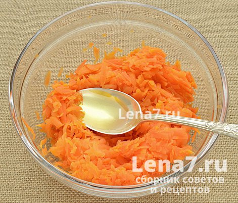 Протертая морковь с ложкой масла